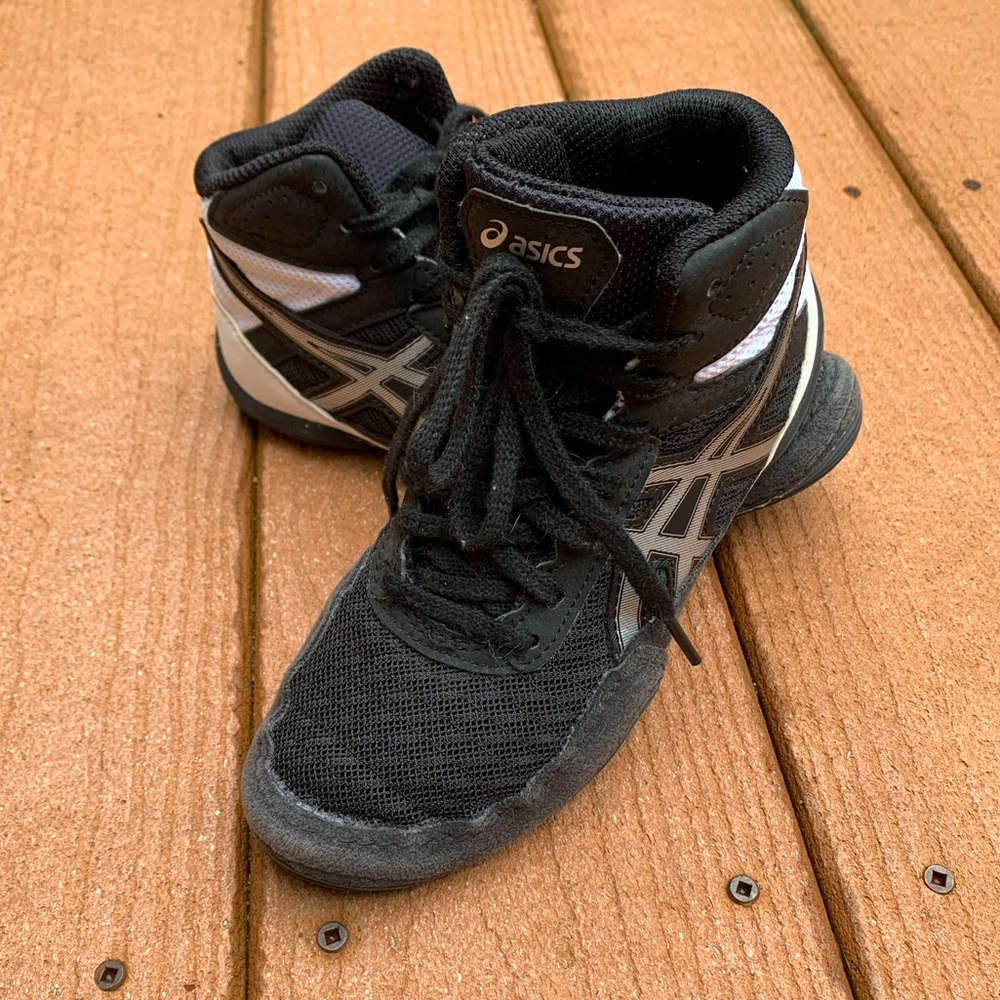ASICS kids wrestling shoes size 1- great condition